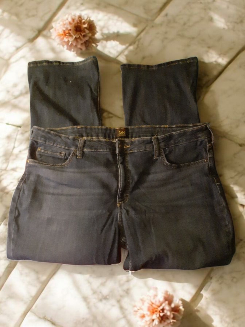 Lee jeans relaxed fit straight-leg style in a blue dark wash Size 22